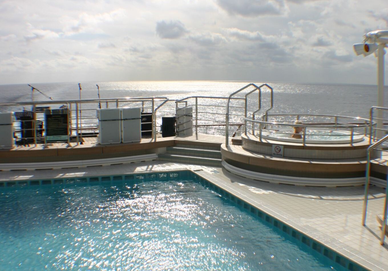 queen mary 2 stern pool jacuzzi view 1